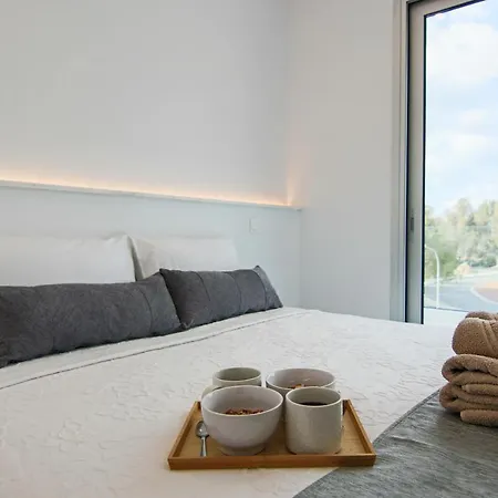 Phaedrus Living - Seaside Executive Flat Harbour 101 *