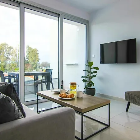 Phaedrus Living - Seaside Executive Flat Harbour 101