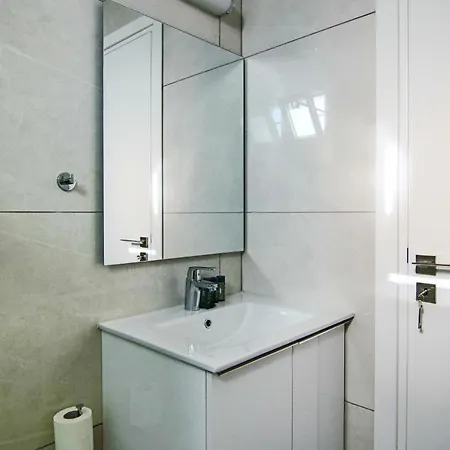 Phaedrus Living - Seaside Executive Flat Harbour 101