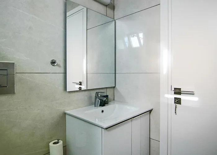 Phaedrus Living - Seaside Executive Flat Harbour 101