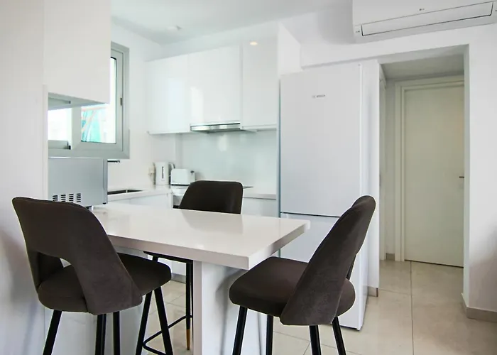 Phaedrus Living - Seaside Executive Flat Harbour 101 * Пафос