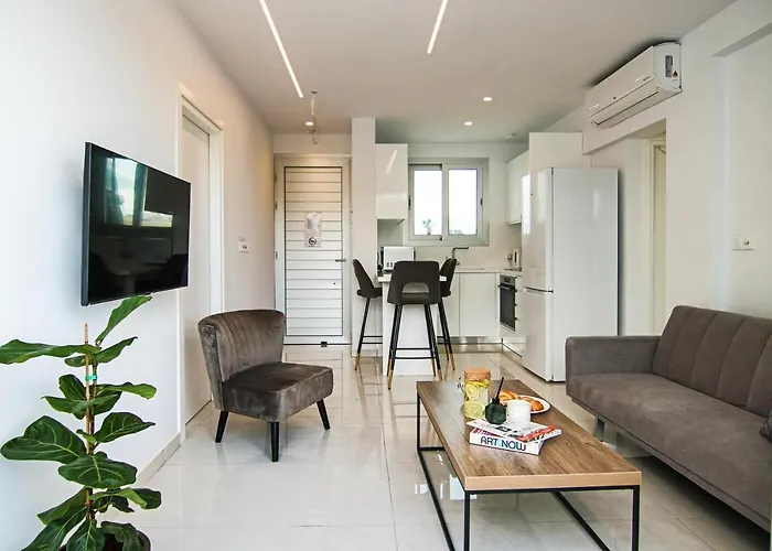 Phaedrus Living - Seaside Executive Flat Harbour 101 *